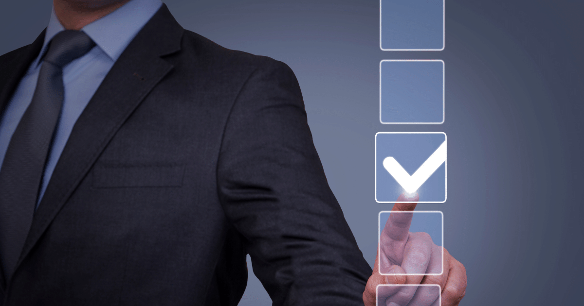 homem dando ok em um check list digital