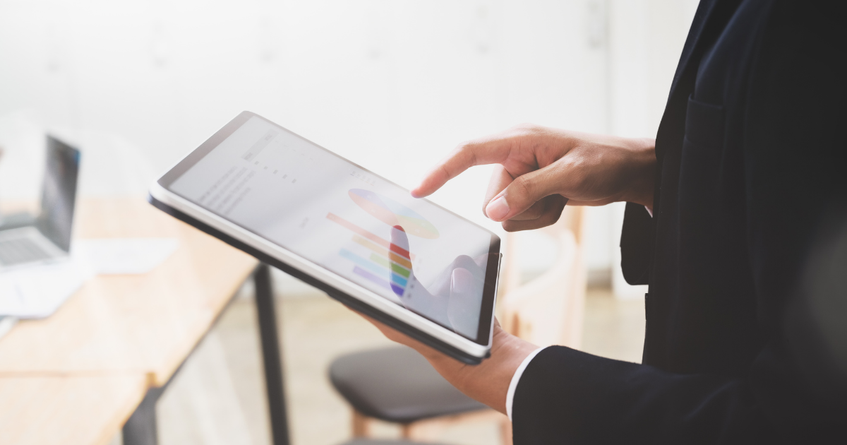 colaborador analisando dados em um tablet