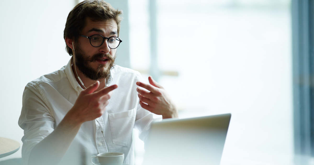 homem em atendimento online gesticulando com as mãos