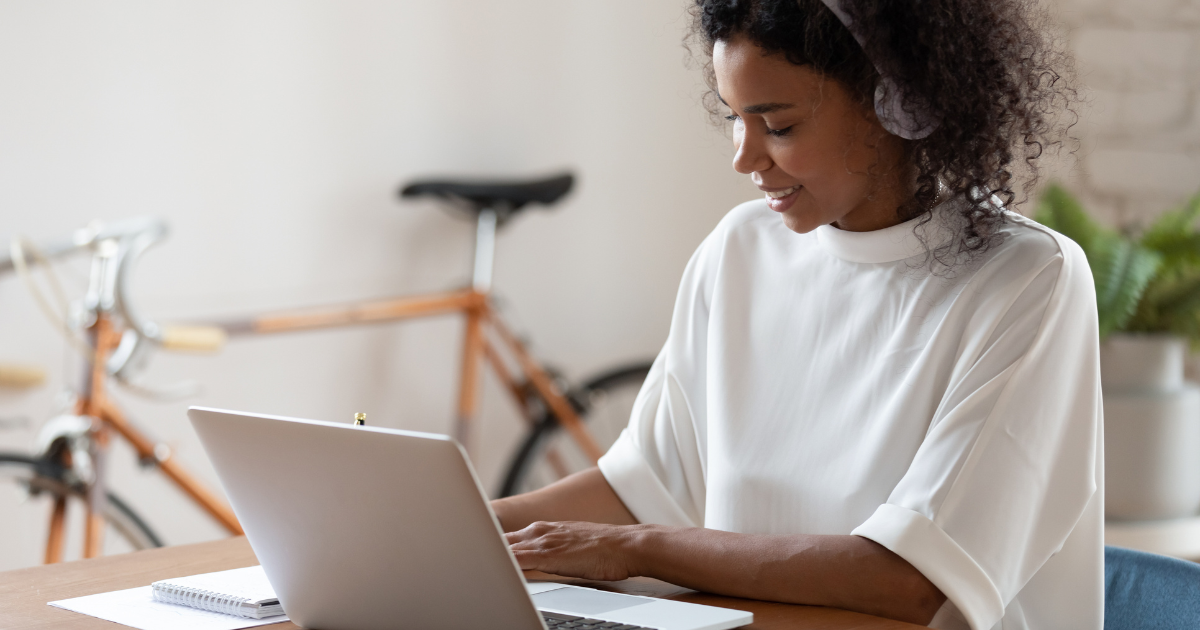 mulher em uma mesa fazendo anotações. cursos de ouvidoria.
